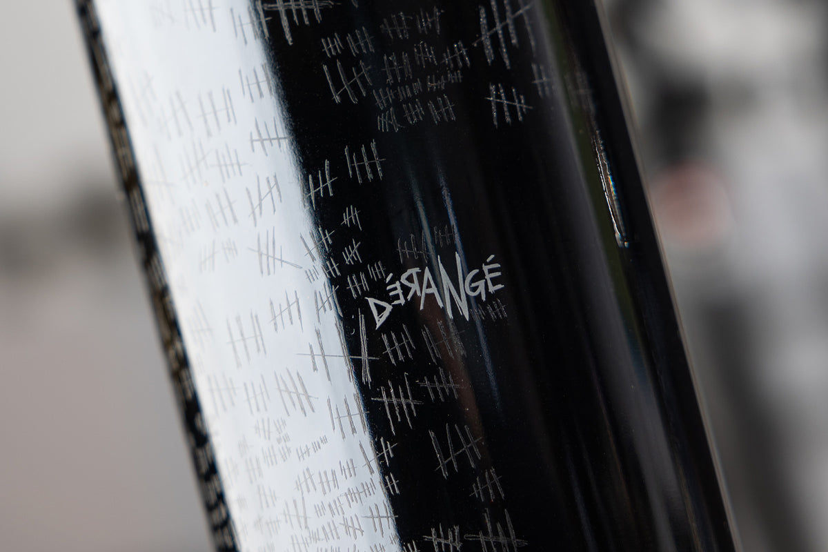 Derange bottle of wine by The Prisoner up close label